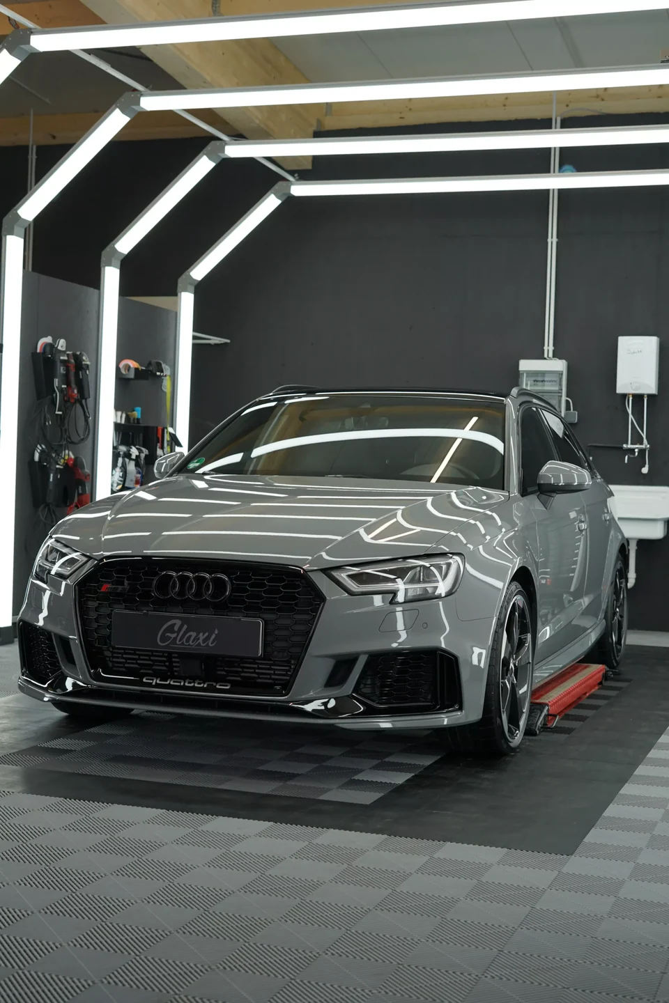 Audi RS 3 in Nardograu nach Lackaufbereitung und Keramikversiegelung bei GLAXI