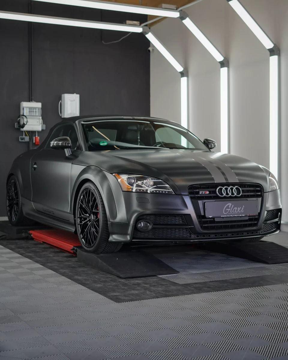 Audi TTS mit Avery-Dennison-Vollfolierung in Black Rock Grey und Designstreifen bei GLAXI