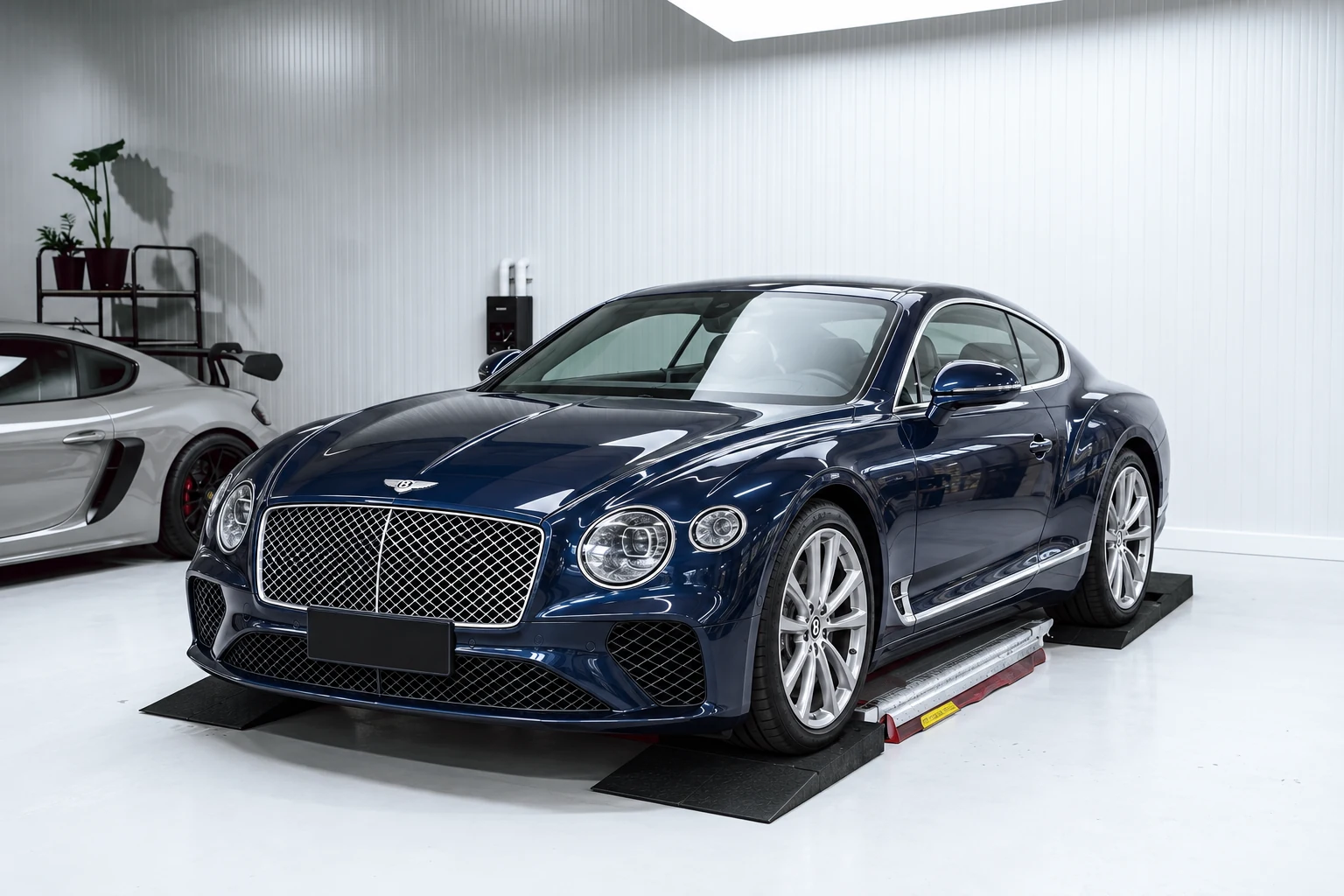 KI-Visualisierung: dunkelblauer Bentley Continental GT längs auf der Hebebühne, auf Basis einer Originalaufnahme der GLAXI-Halle