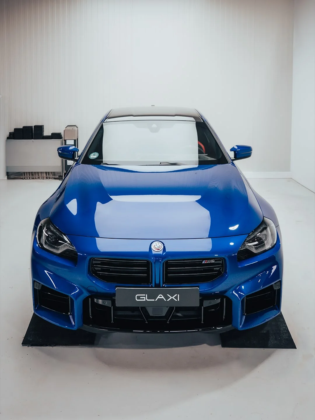 Blauer BMW M2 bei GLAXI mit Lackschutzfolie auf Front und Schwellern