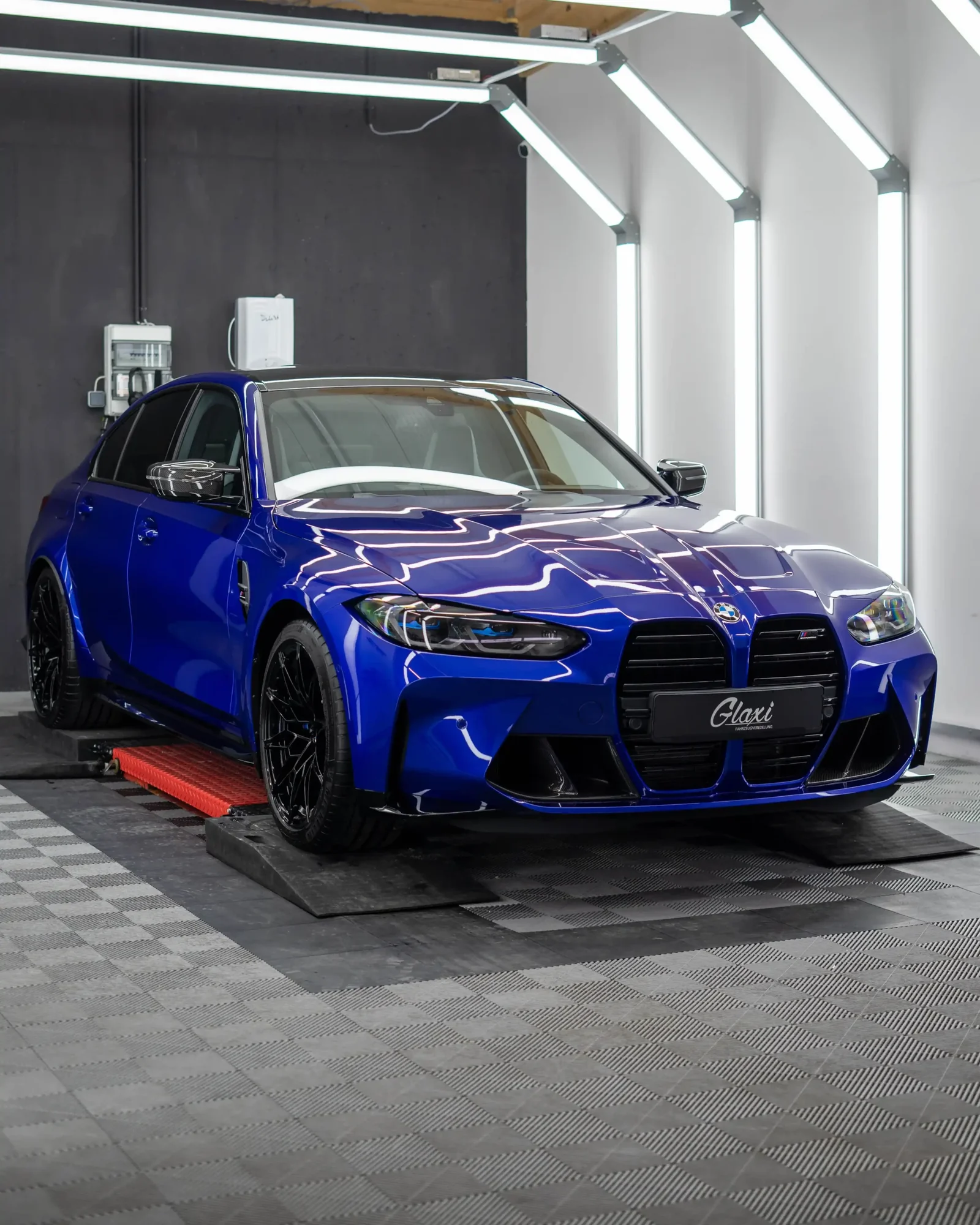 Blauer BMW M3 Competition G80 aus einem GLAXI-Projekt mit SunTek ULTRA Lackschutzfolie