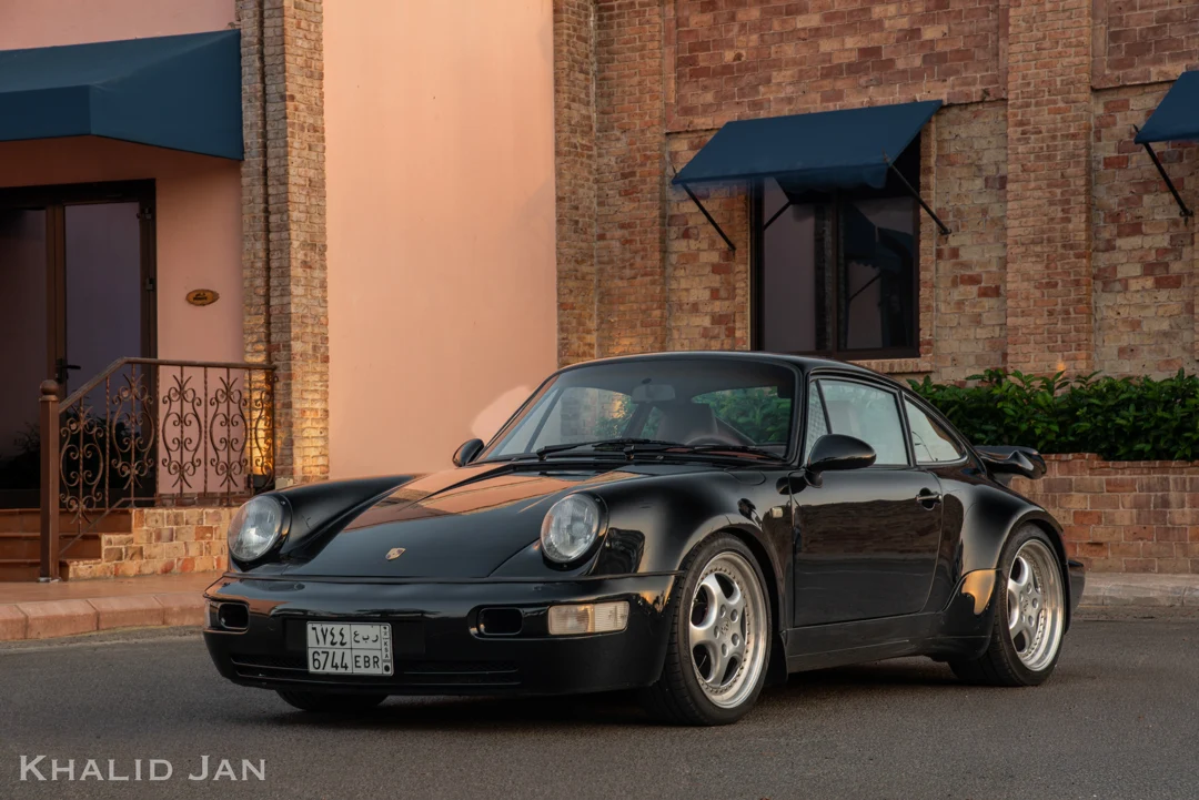 Porsche 964 Turbo vor einer historischen Fassade