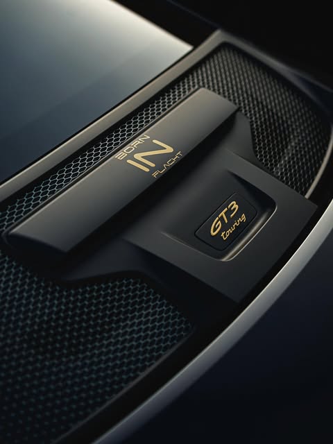 Goldener GT3-RS-Schriftzug auf einem Fahrzeugdetail