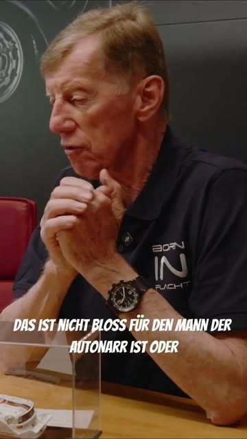 Gesprächsrunde mit einem Sprecher im Born-in-Flacht-Shirt