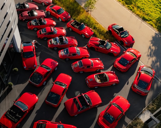 Rote Porsche-Sportwagen bei einem gemeinsamen Treffen