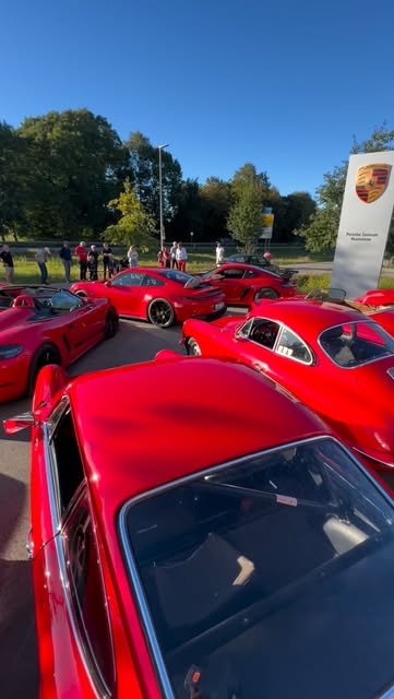 Rote Porsche und Besucher bei einem Treffen