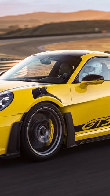 Gelber Porsche GT3 RS während der Fahrt
