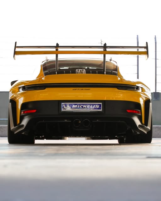 Heckansicht eines gelben Porsche GT3 RS
