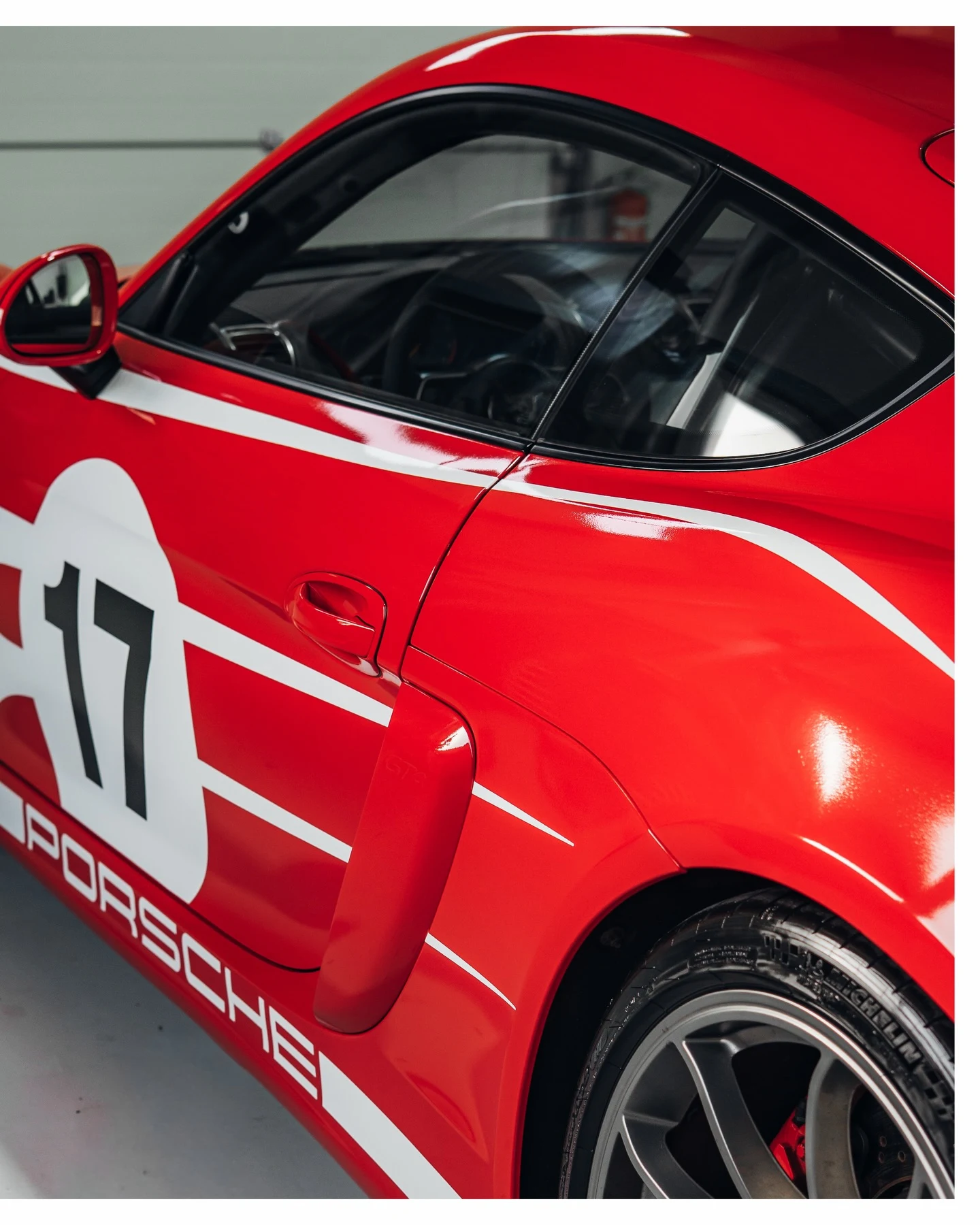 Grafik- und Karosseriedetail am roten Porsche GT4