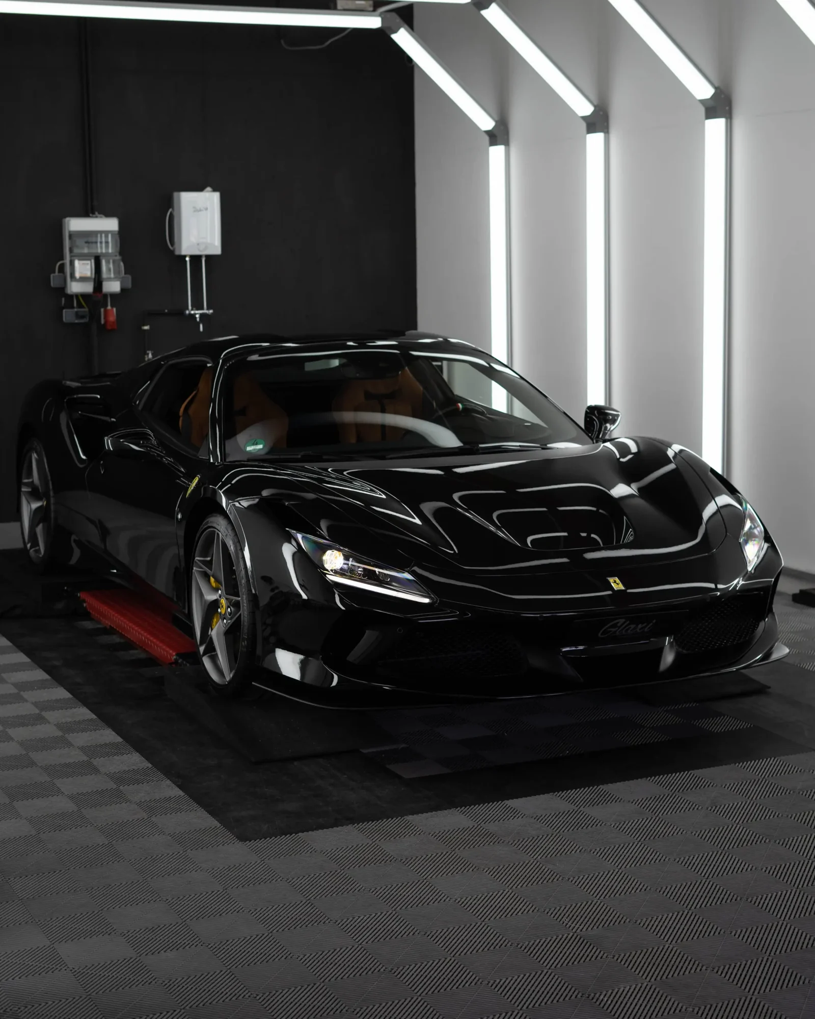 Schwarzer Ferrari F8 Spider nach der Lackschutzfolierung in der GLAXI Manufaktur