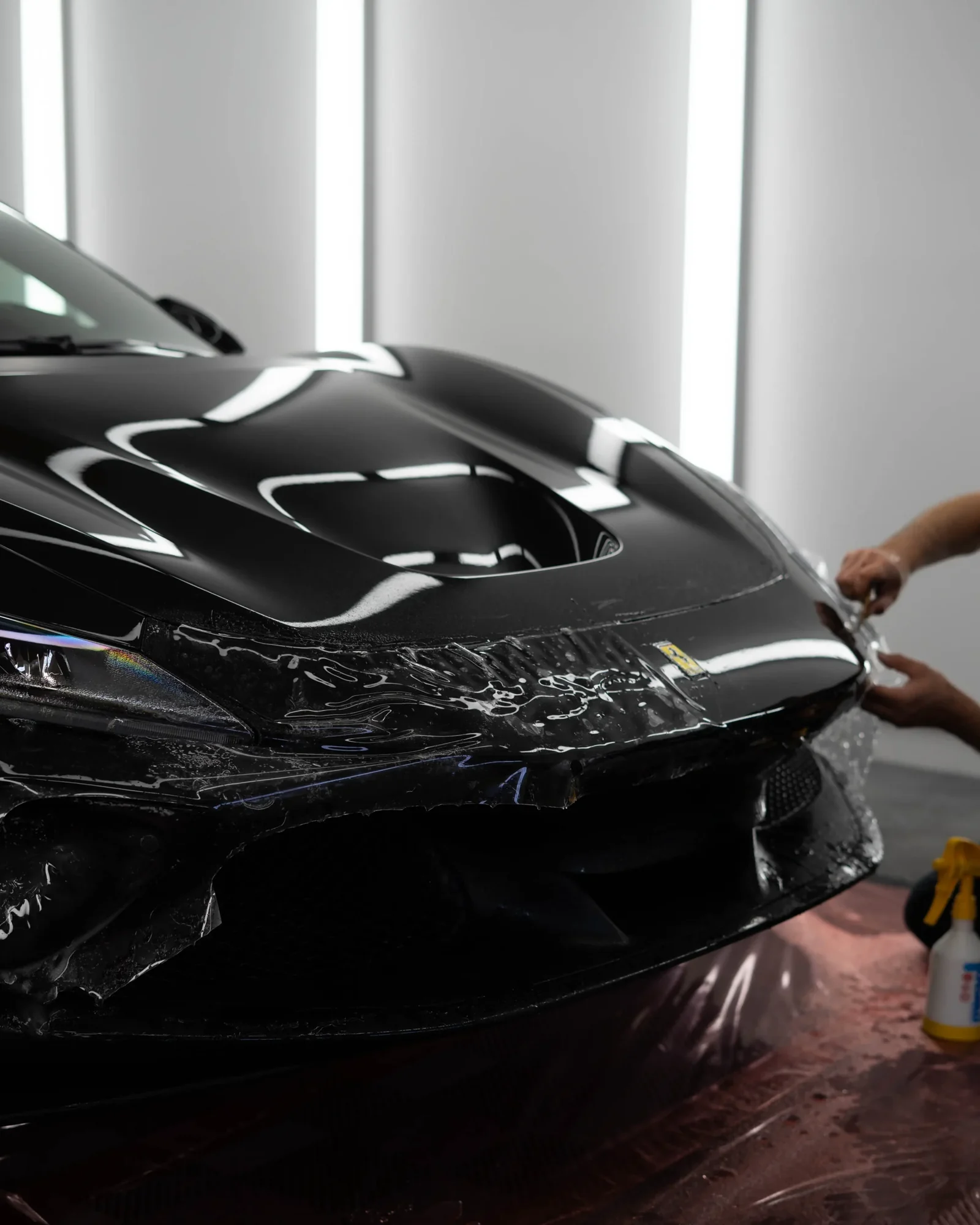 GLAXI montiert transparente Lackschutzfolie am Frontstoßfänger eines Ferrari F8