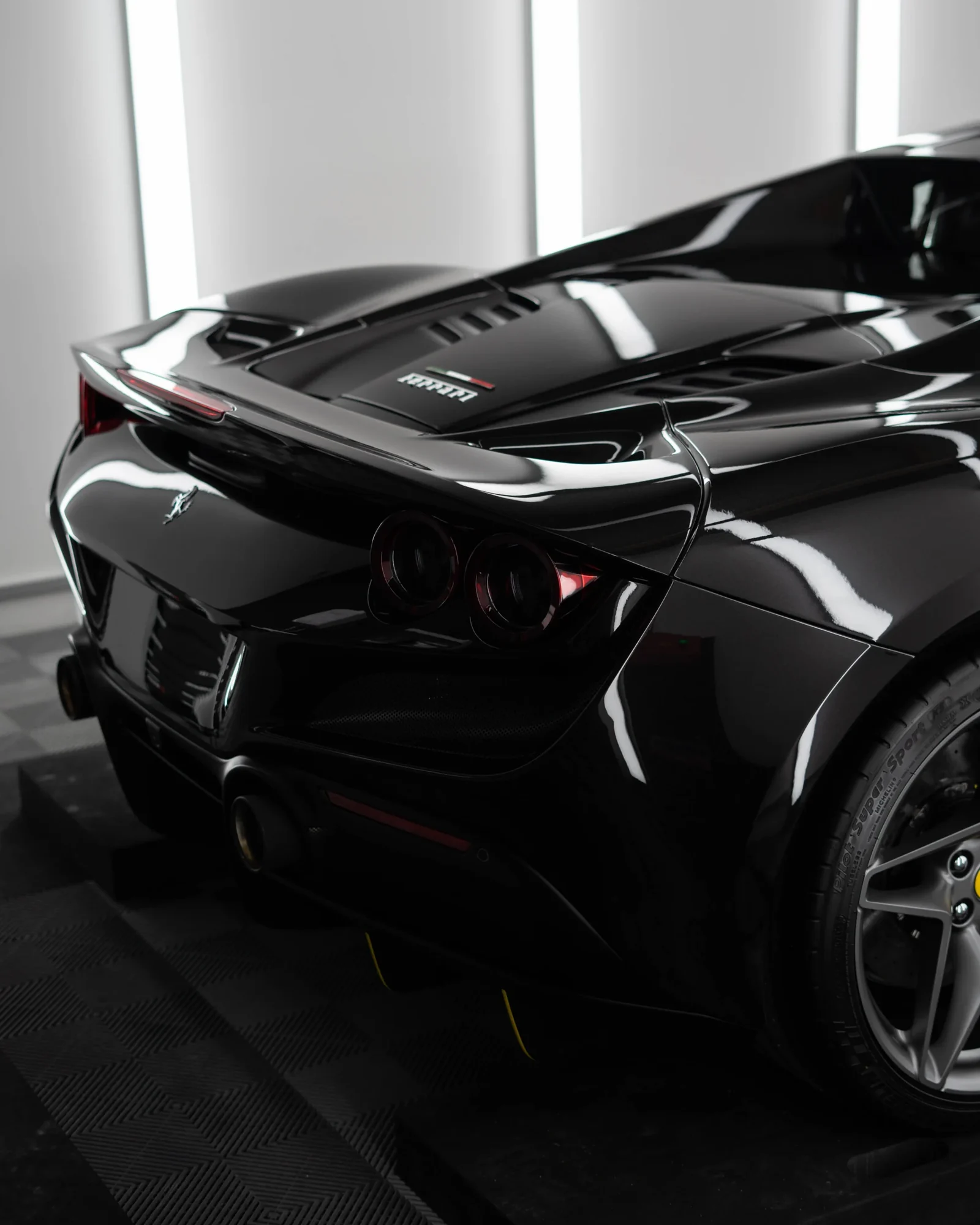 Heck und hinterer Kotflügel des schwarzen Ferrari F8 Spider aus dem GLAXI Lackschutzprojekt