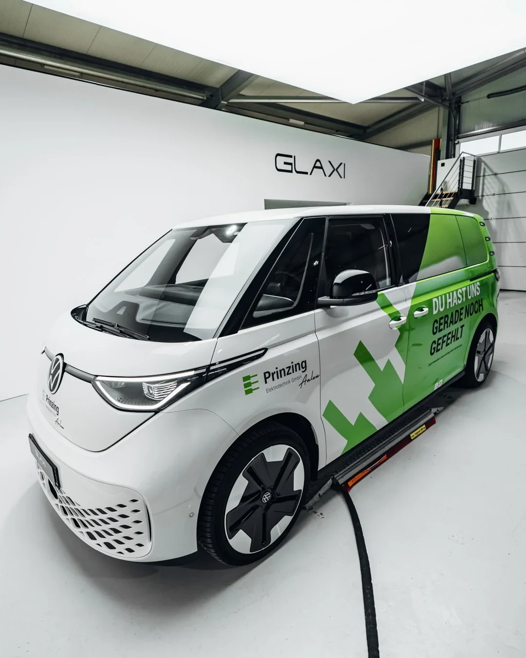 Weiß-grün beschrifteter VW ID. Buzz für Prinzing in der GLAXI-Manufaktur.