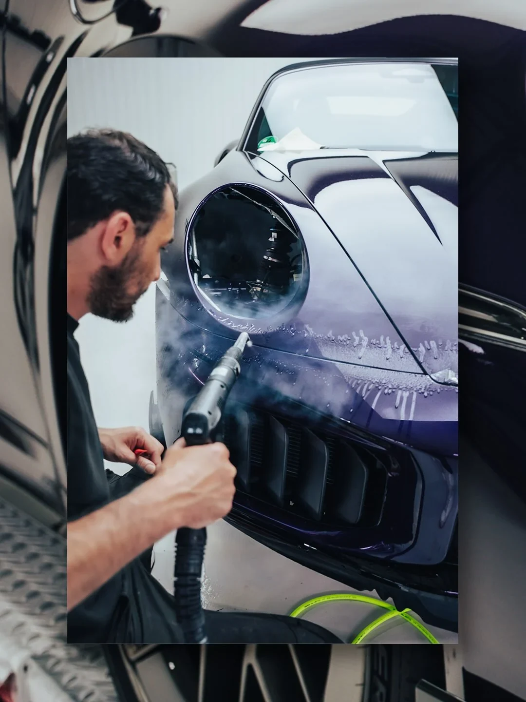 Arbeit mit Heißdampf an der Lackschutzfolie eines violetten Porsche Turbo S in der GLAXI-Werkstatt.