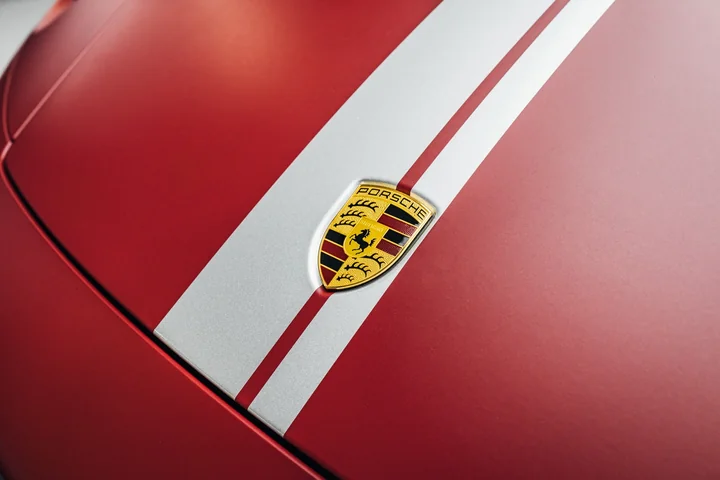 Detail der roten Porsche-Targa-Motorhaube mit weißem Doppelstreifen und Porsche-Wappen