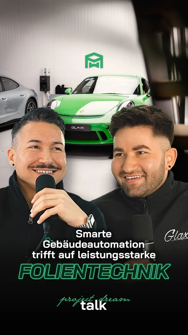 Originales Podcast-Vorschaubild mit zwei Gesprächspartnern und grünem Porsche in der GLAXI-Halle