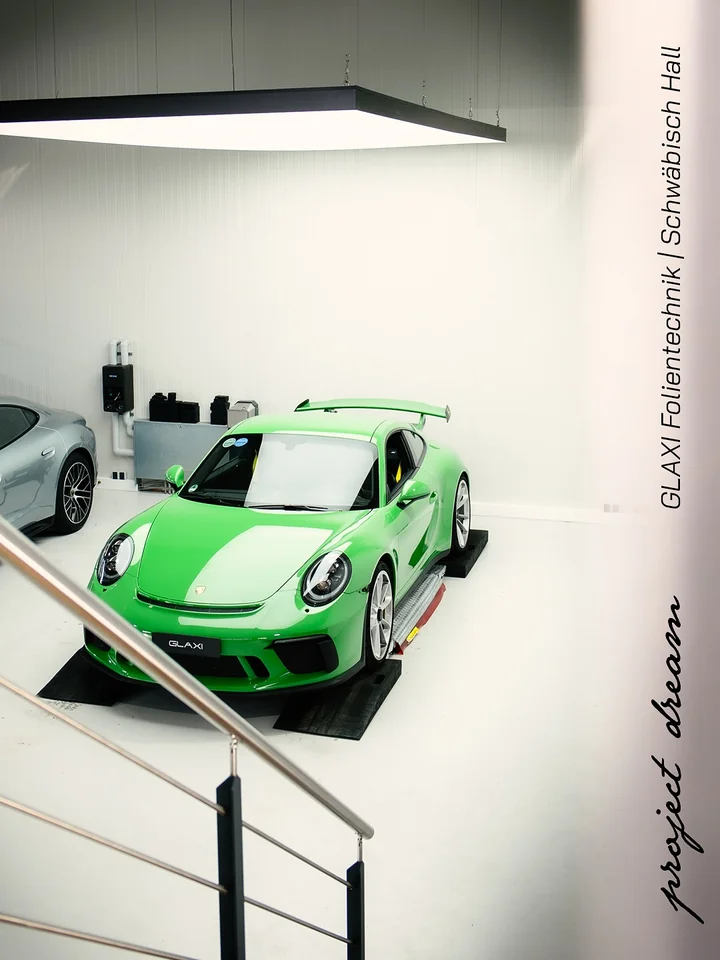 Grüner Porsche von smart.circle in der GLAXI-Halle