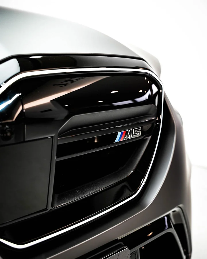Detail des Frontgrills eines BMW M5 mit mattgrauer Lackschutzfolie