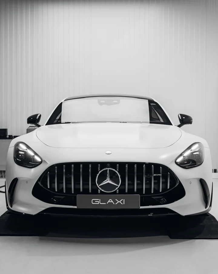 Weißer Mercedes-AMG GT 63 S frontal in der GLAXI-Halle