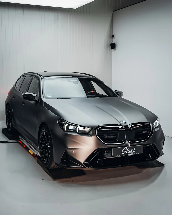 Mattgrauer BMW M5 in der GLAXI-Halle, von schräg vorn fotografiert