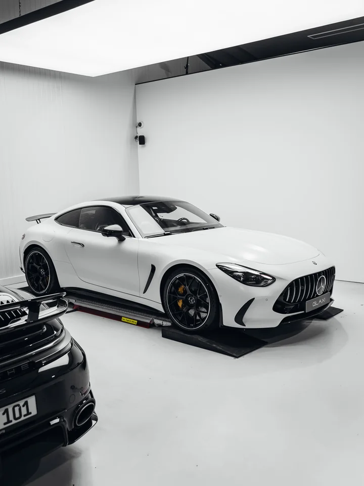 Weißer Mercedes-AMG GT 63 S von schräg vorn in der GLAXI-Halle