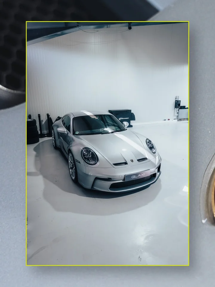 Silberner Porsche 992.1 GT3 Touring in der GLAXI-Halle, von schräg vorn fotografiert