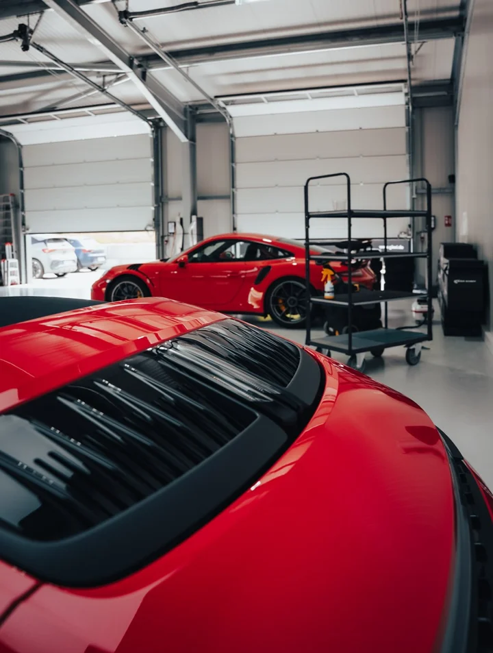 Originalcollage mit Heckdetail und Seitenansicht des roten Porsche 992.2 Carrera GTS