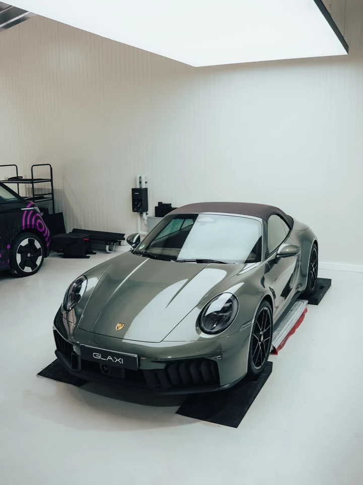 Porsche 992.2 Carrera GTS Cabriolet mit geöffnetem Verdeck in der GLAXI-Halle