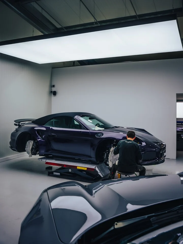 Violetter Porsche 992.2 Turbo S bei der Lackschutzfolierung in der Werkstatt