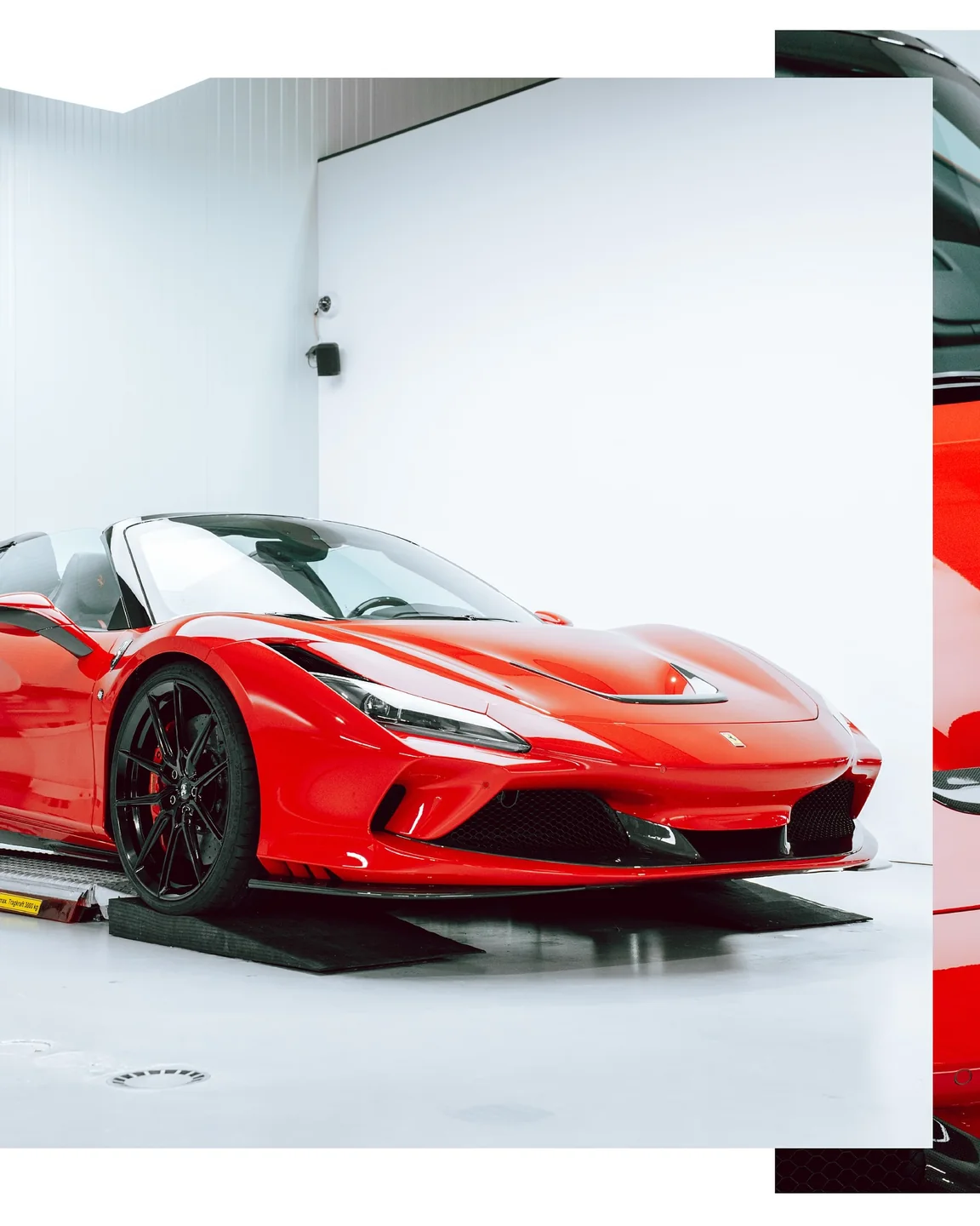 Collage mit rotem Ferrari F8 Spider schräg von vorn auf der GLAXI-Hebebühne