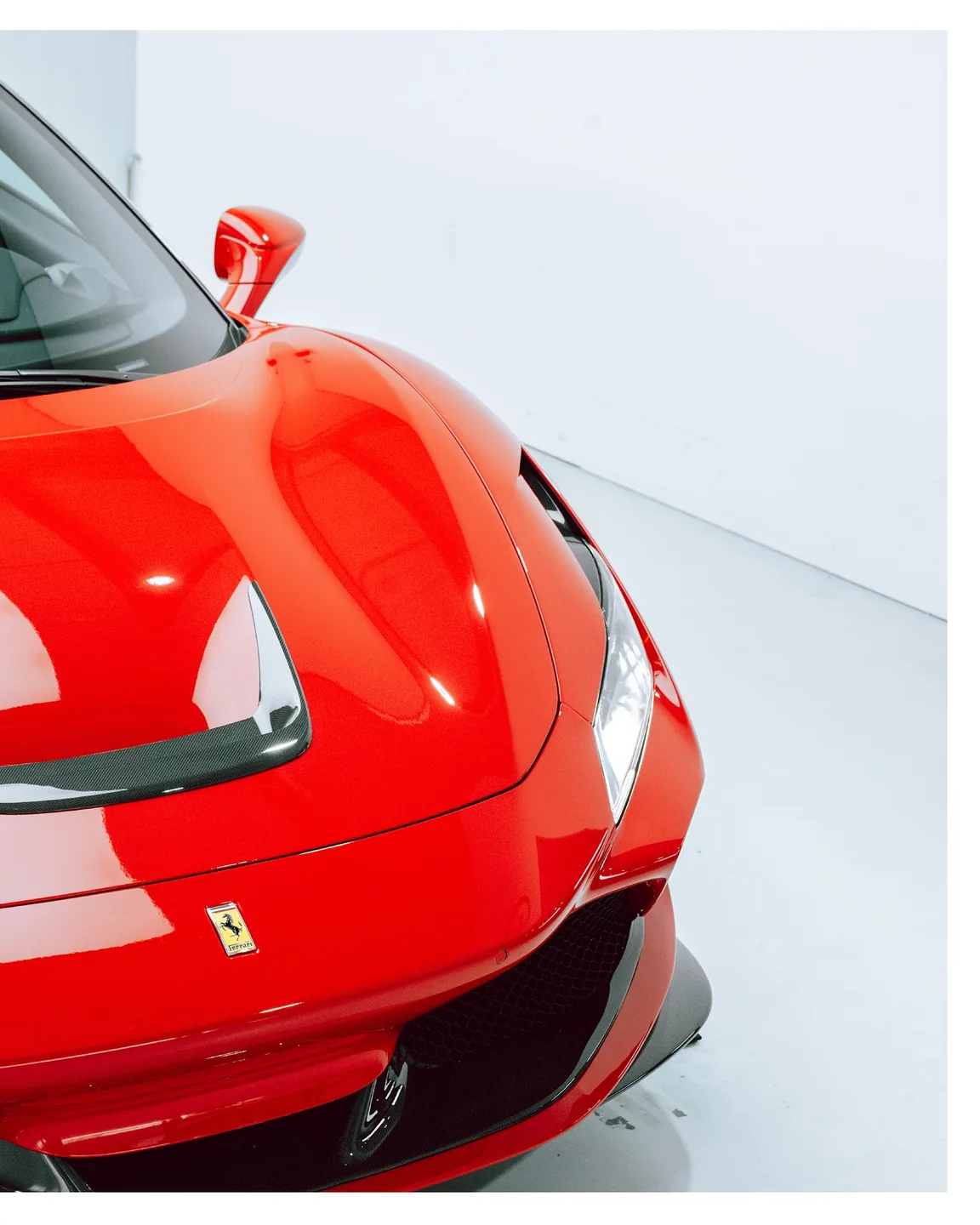 Rote Motorhaube, Ferrari-Wappen und Frontpartie des F8 Spider von schräg oben