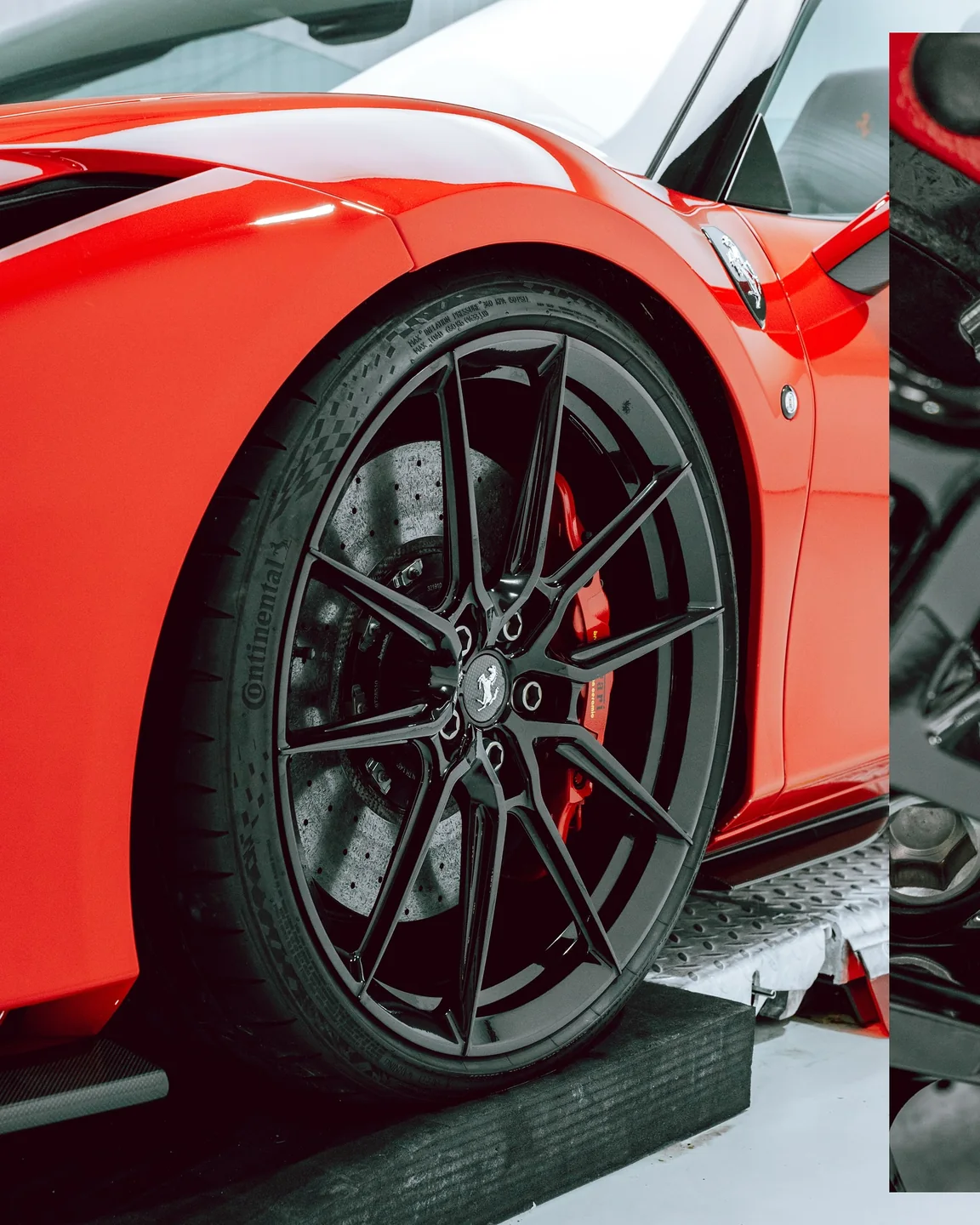 Schwarzes Vorderrad, roter Kotflügel und Seitenschweller des Ferrari F8 Spider