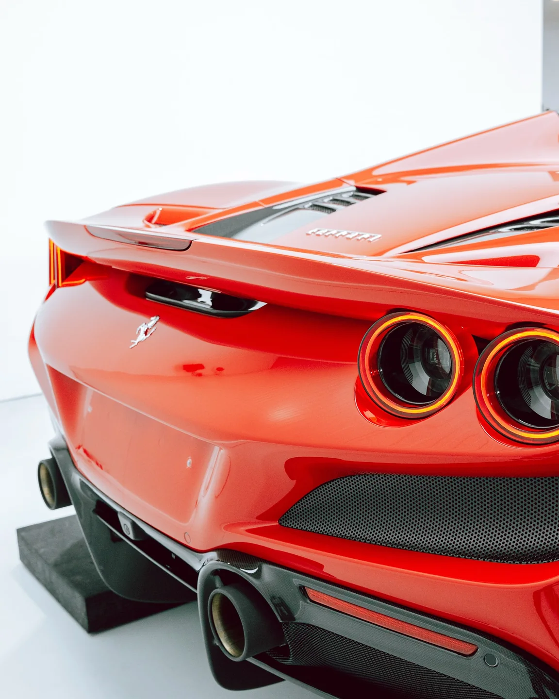 Rundes Rückleuchtenpaar, Heckspoiler, Auspuff und Diffusor des roten Ferrari F8 Spider