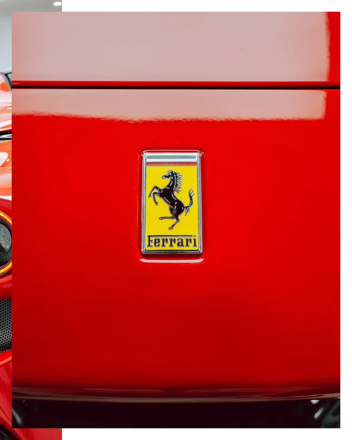 Gelbes Ferrari-Wappen auf einer roten Karosseriefläche des F8 Spider