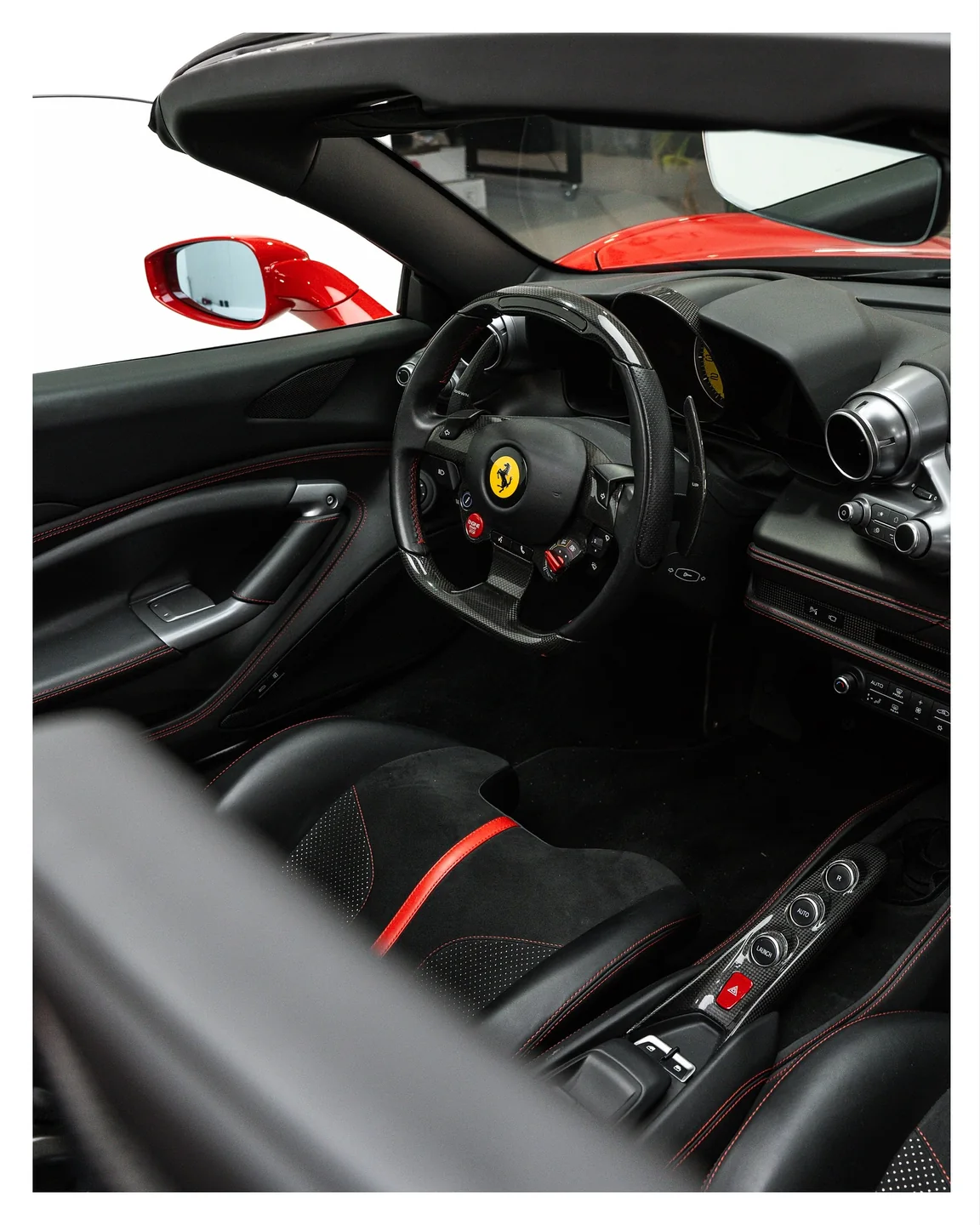 Offener Innenraum des Ferrari F8 Spider mit Lenkrad, Sitzen und Mittelkonsole