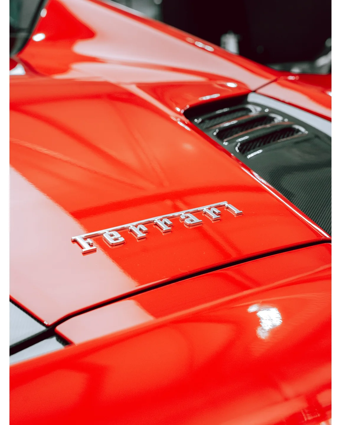 Ferrari-Schriftzug und Lüftungsöffnungen auf der roten Motorabdeckung des F8 Spider