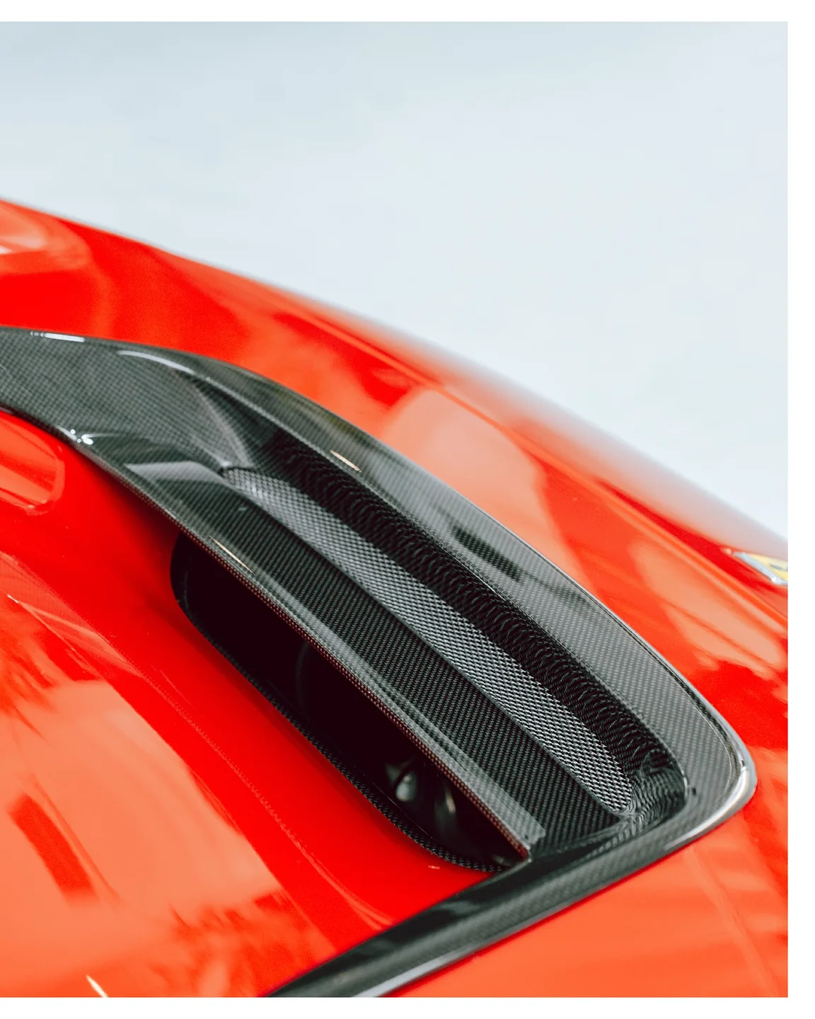 Schwarzer Lufteinlass mit Carbonstruktur in der roten Frontpartie des Ferrari F8 Spider