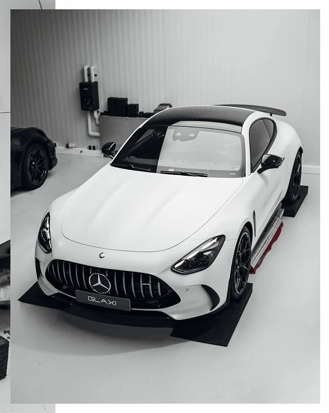 Weißer Mercedes-AMG GT 63 S schräg von vorn in der aktuellen GLAXI-Werkstatt
