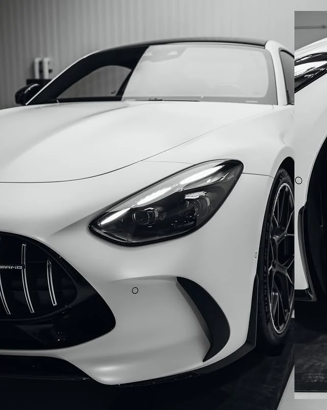 Scheinwerfer, Motorhaube und vorderer Kotflügel des weißen Mercedes-AMG GT 63 S in Nahaufnahme