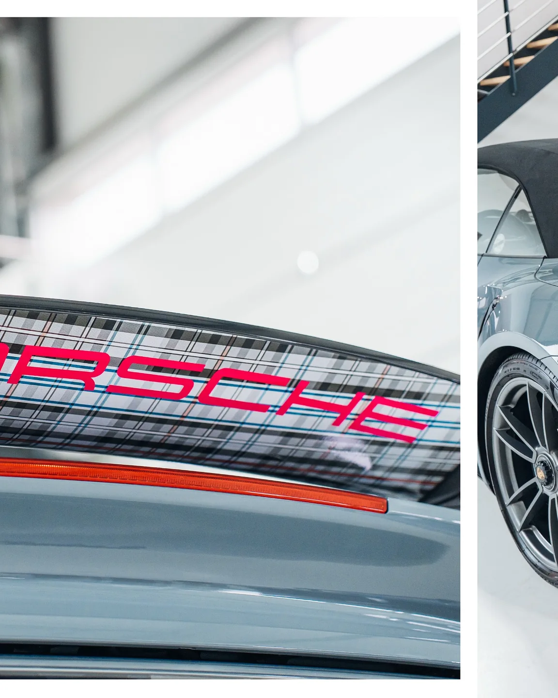 Roter Porsche-Schriftzug auf dem karierten Heckflügel des hellblauen Turbo S Cabriolet