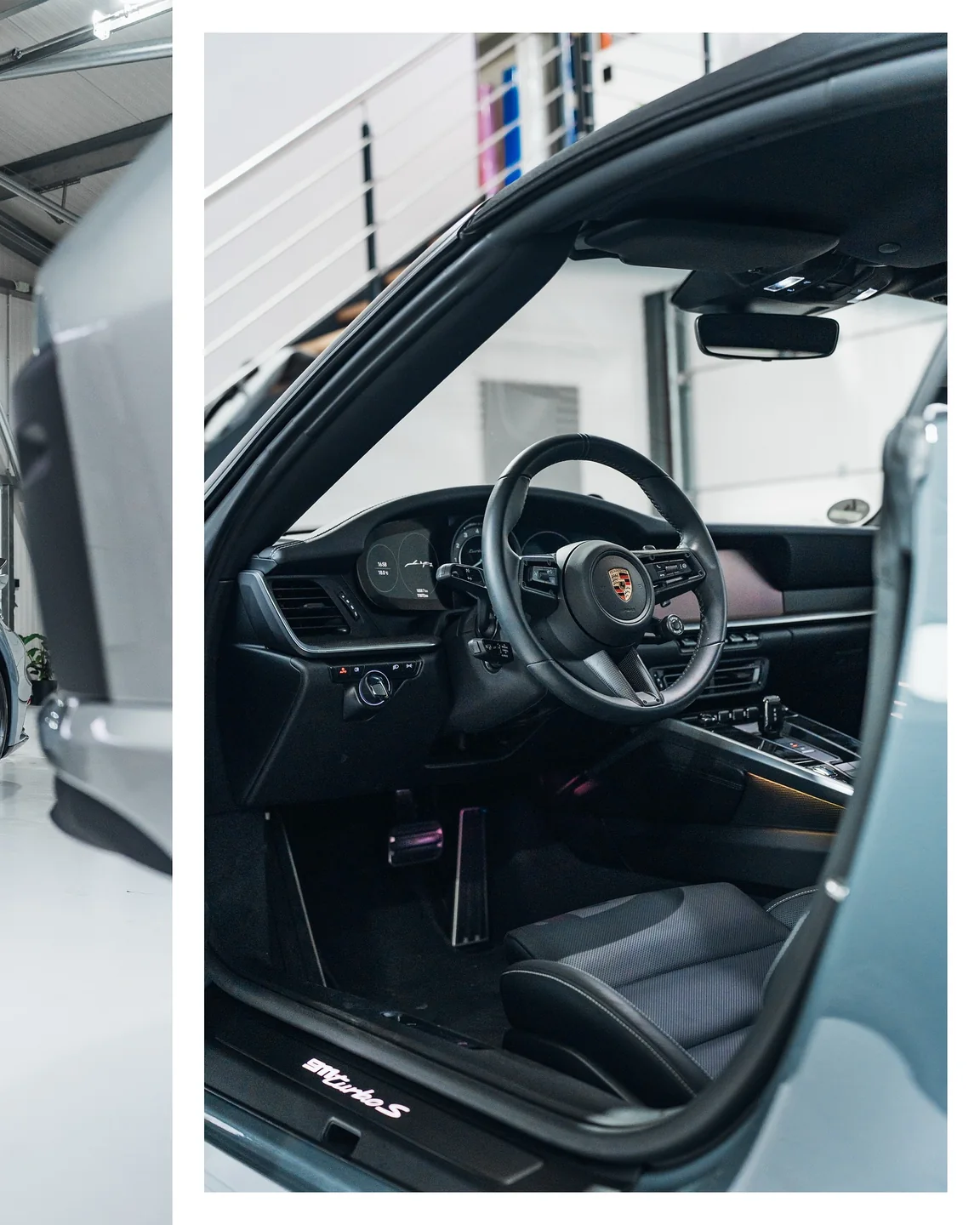 Blick durch die offene Fahrertür auf Lenkrad und Cockpit des hellblauen Porsche Turbo S