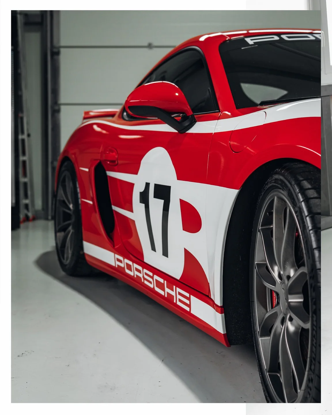 Seitliche Nahansicht des roten Porsche Cayman GT4 mit Startnummer 17 und weißen Dekorstreifen