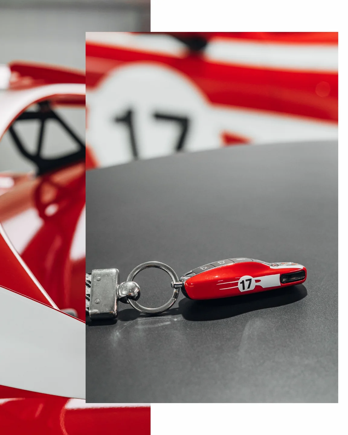 Roter Porsche-Fahrzeugschlüssel mit weißen Streifen und Startnummer 17 passend zum Cayman GT4