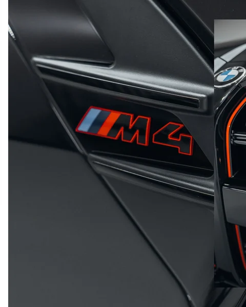 M4-Emblem und Kühlergrill des schwarzen BMW M4 CS – GLAXI-Originaldetail