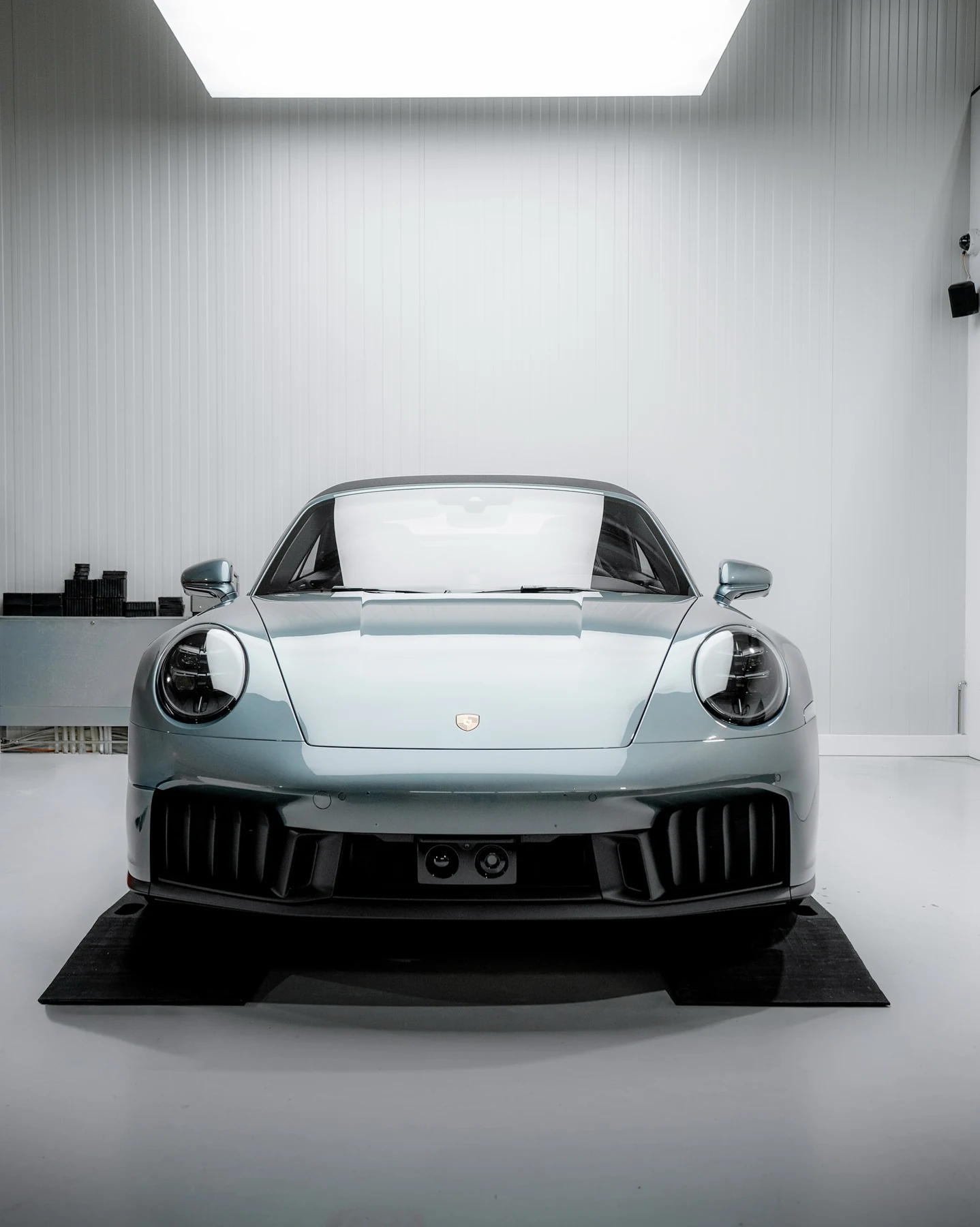 Hellblauer Porsche 992.2 Carrera 4 GTS in Frontansicht, Originalprojekt mit Fullbody-PPF bei GLAXI