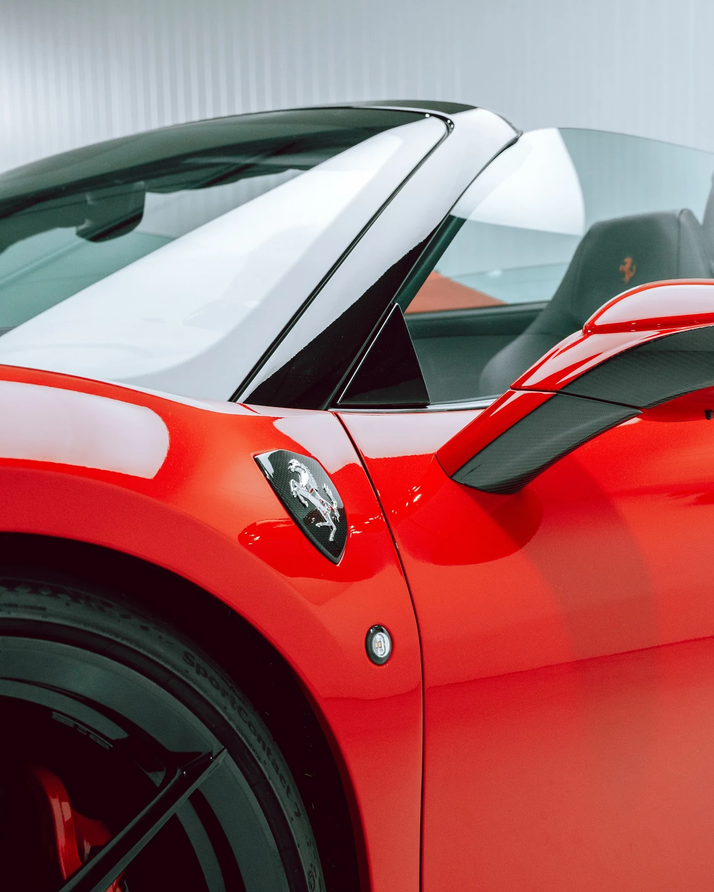 Roter Ferrari F8 Spider, Detail von Kotflügel, Seitenspiegel und Windschutzscheibe beim GLAXI-PPF-Projekt