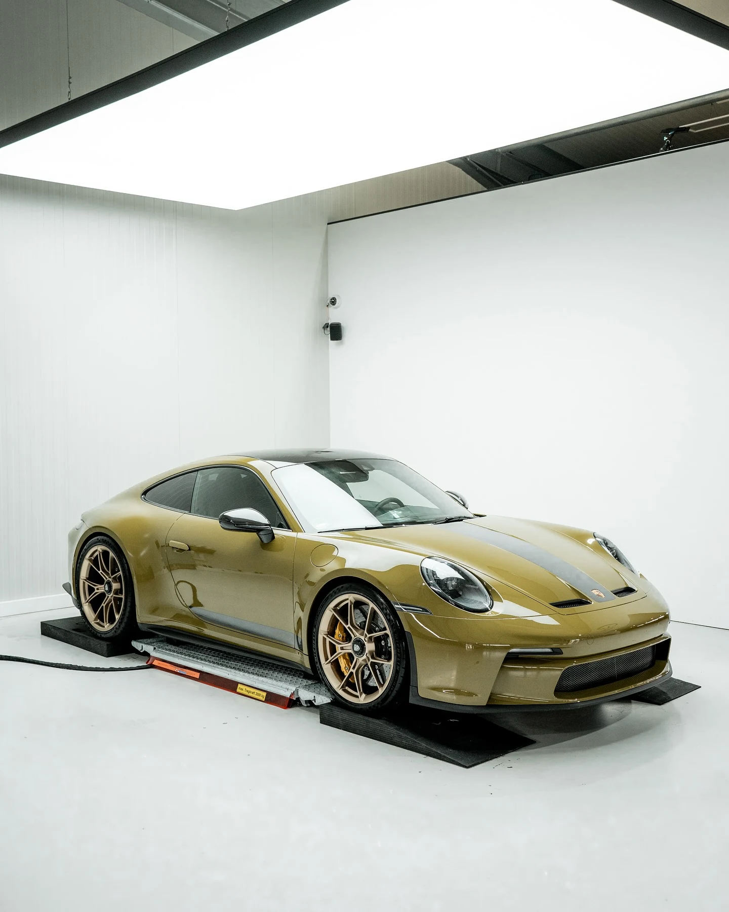 Porsche 992.1 GT3 Touring in Gloss Battle Green nach farbiger Lackschutzfolierung bei GLAXI