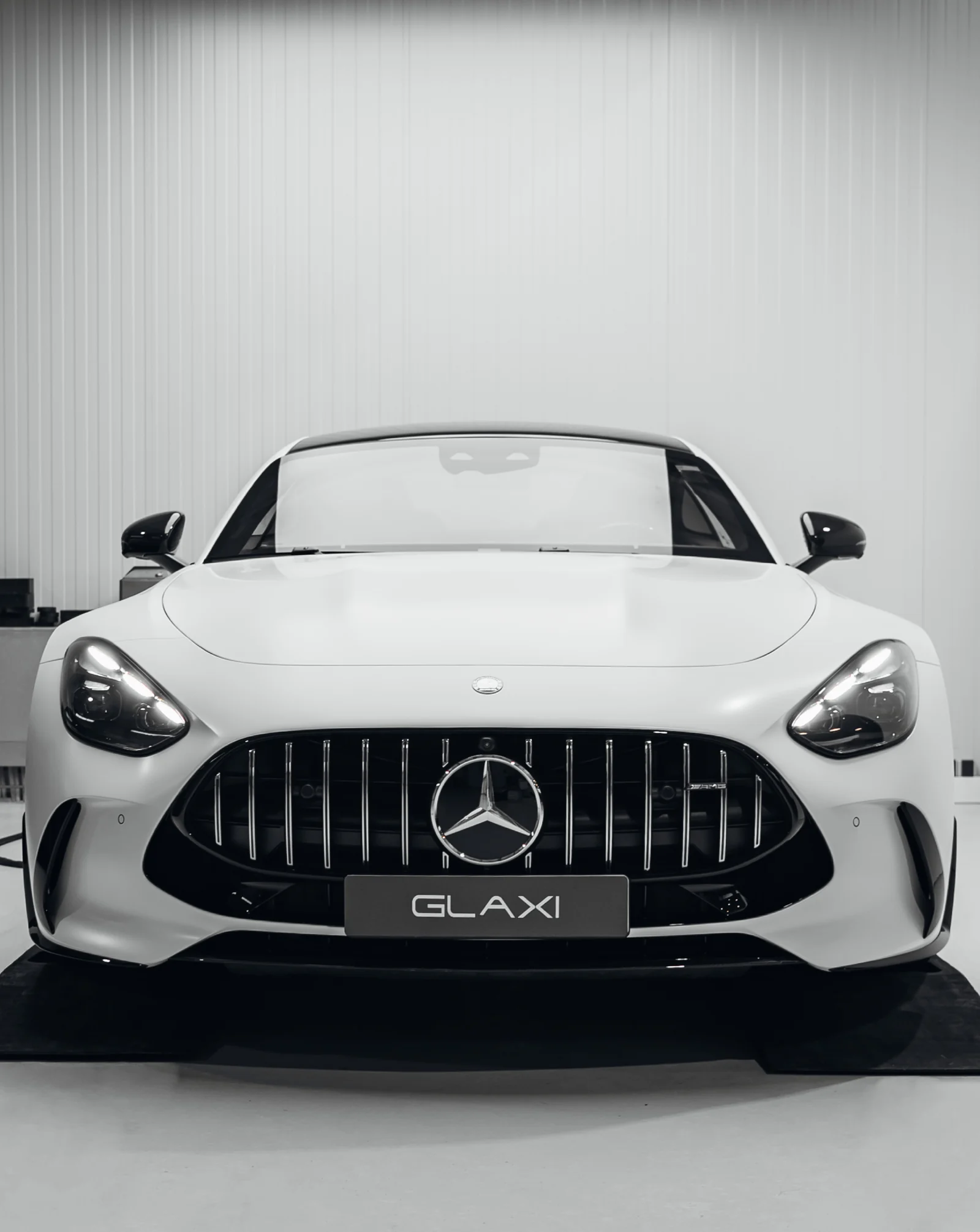 Weißer Mercedes-AMG GT 63 S von vorn in der neuen GLAXI-Halle nach Fullbody-Lackschutz und keramischer Folienversiegelung