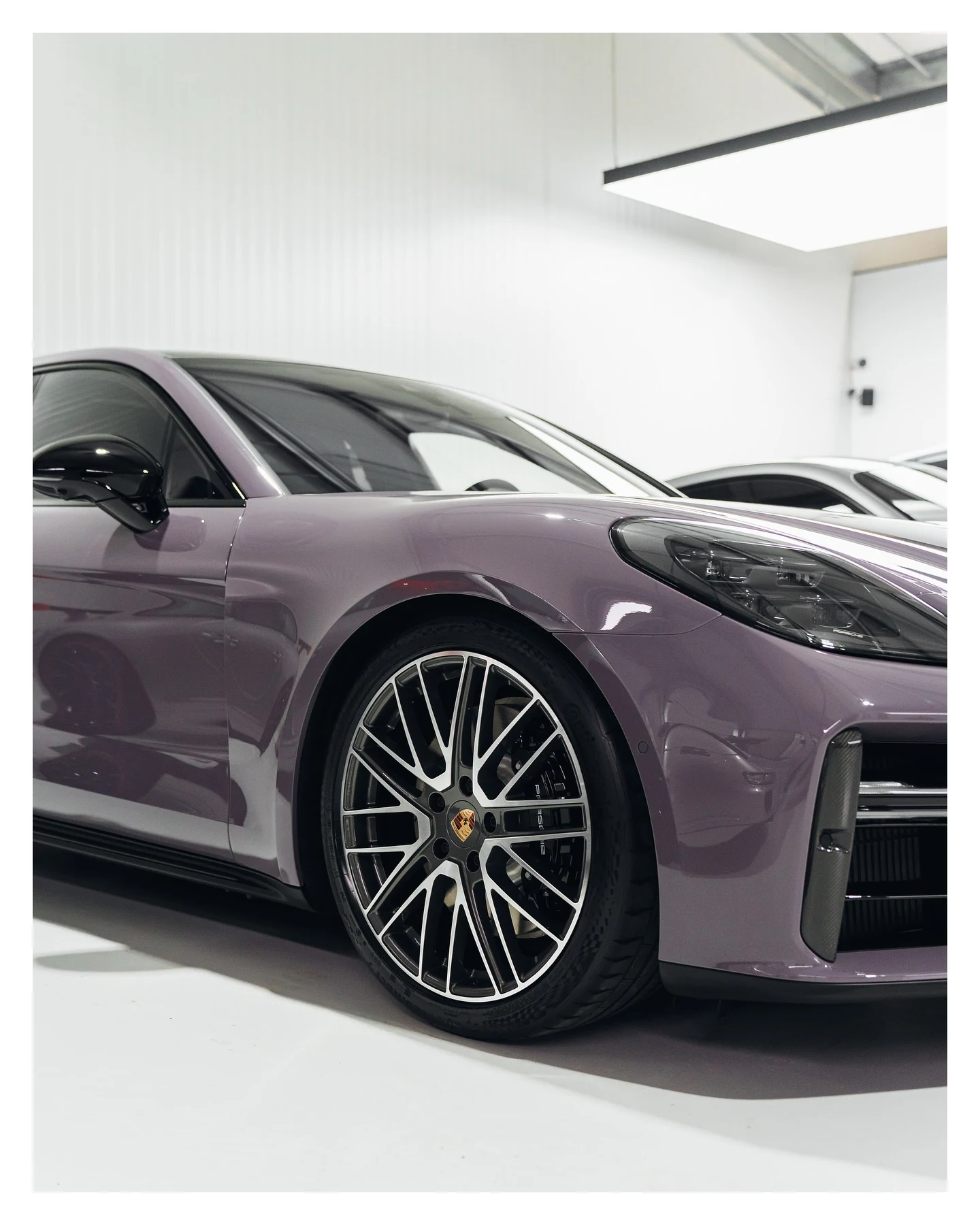 Violetter Porsche Panamera GTS, vorderes Rad und Seitenkontur nach Fullbody-Lackschutzfolierung