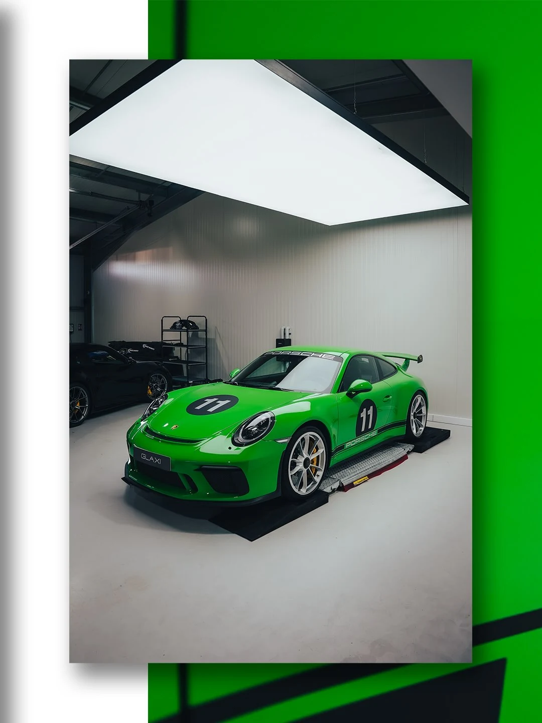 Original-Bildcollage mit grünem Porsche 911 GT3 der Baureihe 991.2 und Startnummer 11, schräg von vorn in der hellen GLAXI-Werkstatt